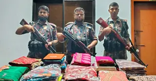 যশোর সীমান্তে বিজিবির অভিযান; ভারতীয় শাড়ি, থ্রি-পিস ও কসমেটিক্স জব্দ